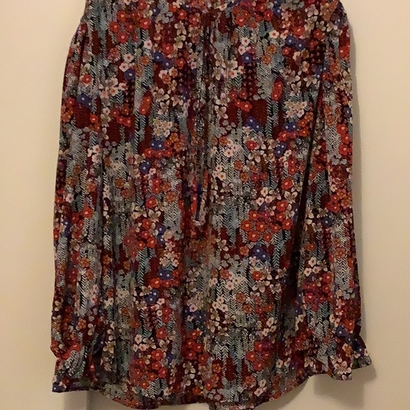Boho Top with Tiny Flowers and Ruffles along wrist. Plus Size 4X - Picture 1 of 4